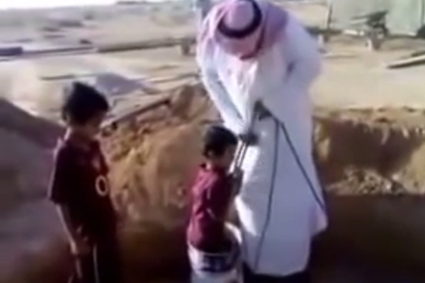 شاهد كيف أدخل أب ابنه داخل بئر في السعودية
